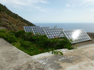 Panele solarne przy zabudowaniach