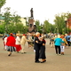 tańce na placu pod pomnikiem Aleksandra III