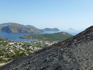 W dole miasteczko, Vulcanello, Lipari i Panarea