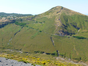 Z lewej Vulcano Piano, góra to Monte Saraceno