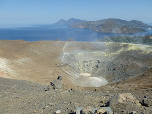 Krater, za nim Salina i Lipari