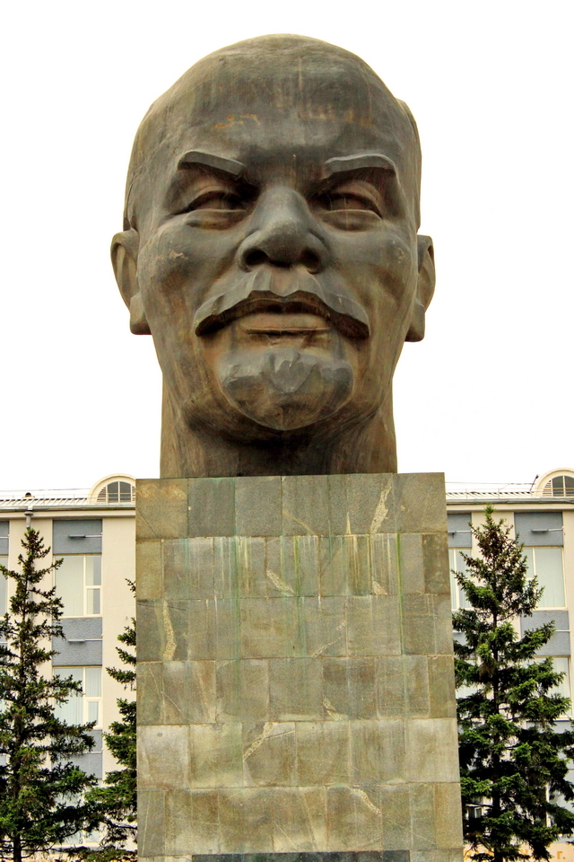 10-metrowa głowa Lenina