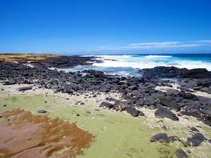 Zielony piasek wymieszany w koralem i rudawym piaskiem