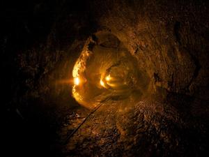 Tunele wydrążone przez gorącą magmę