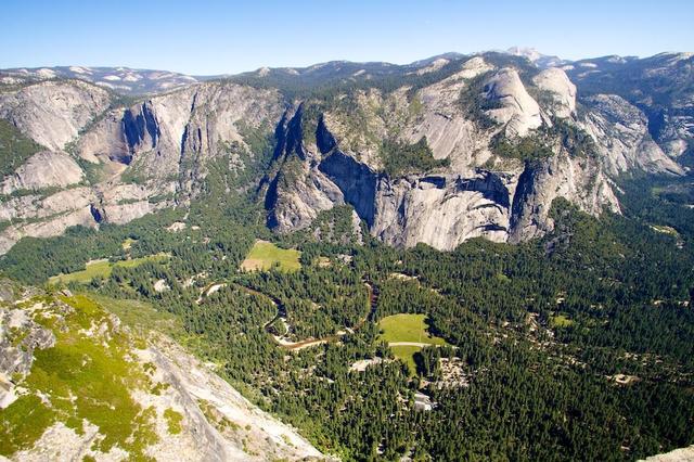 Dolina Yosemite wydaje się tak daleko