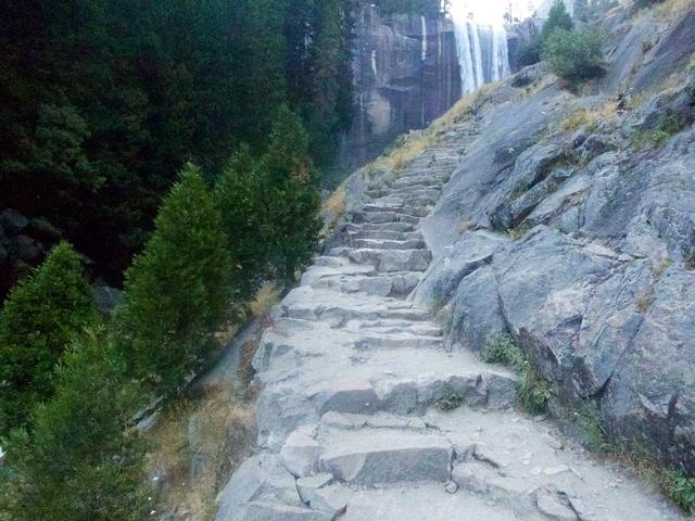 Potem małymi schodami (w tle Vernal Falls)