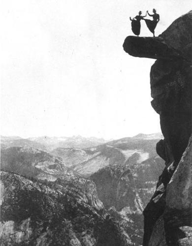 Wspomniane w tekście zdjęcie George'a Friske - Panny tańczące na podwieszonej skale