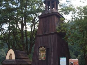 Dzwonnica drewniana z XIX w. w Czernichowie