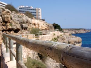 Nadbrzeżna promenada w Calas de Mallorca