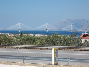Most widok z Peloponezu. 