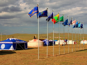 jurty i flagi na stepie