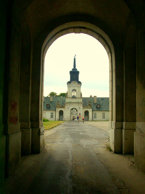 Brama wschodnia- pałac