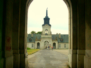 Brama wschodnia- pałac