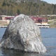 kamień na środku rzeki Angary, w miejscu gdzie wypływa z j.Bajkał