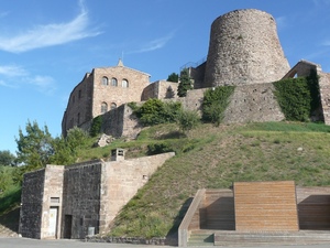 Widok na zamek od strony parkingu