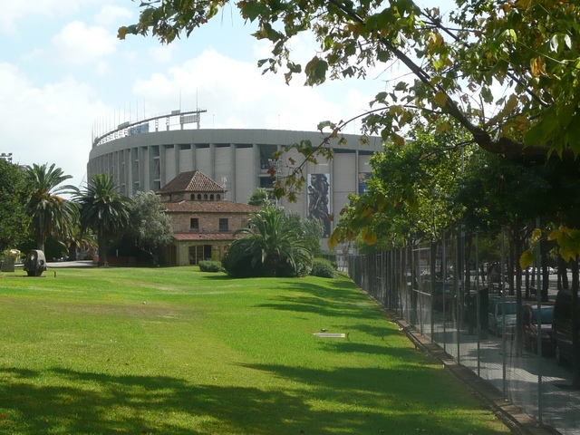 Zielone tereny przed stadionem