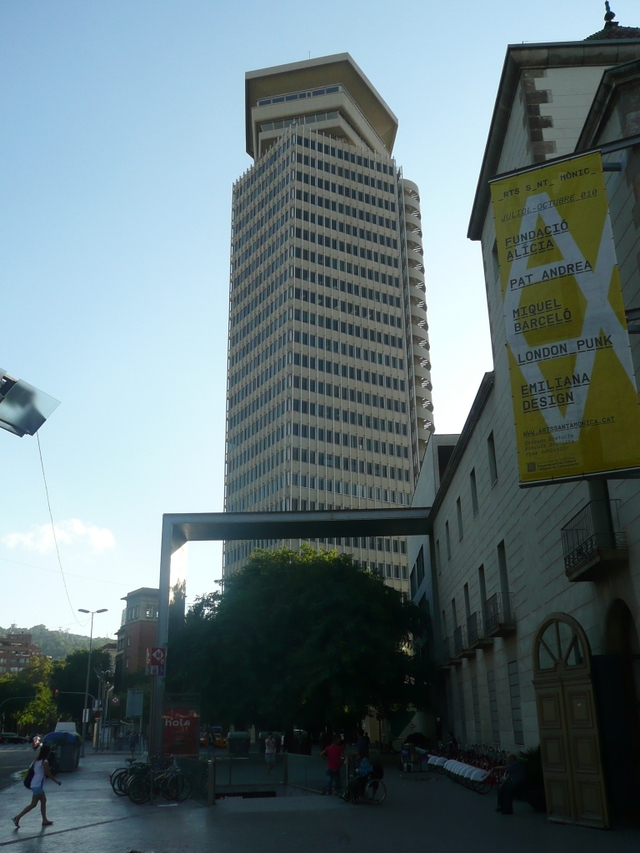 Wieżowiec górujący nad pozostała architekturą