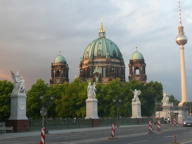 Za mostem Katedra Berlińska i wieża telewizyjna