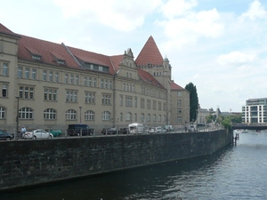 Widok na nabrzeże sprzed Bode Museum