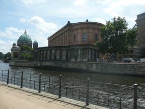 Widok z nabrzeża na Museumsinsel 2