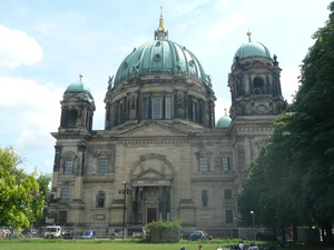 Berliner Dom widziany z boku