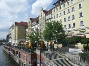 Na nabrzeżu wiele małych restauracji i barów