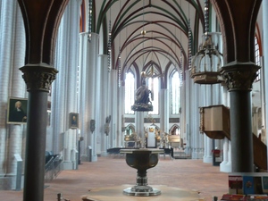 Wewnątrz kościoła 1