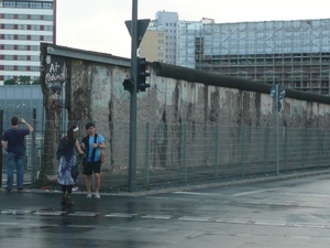 Zachowany fragment muru na Zimmerstraße