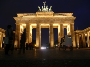 Brama Brandenburska w nocy.