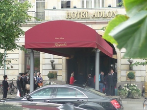 W oczekiwaniu na gościa przed Hotelem Adlon 