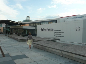 Przed Gemäldegalerie 1