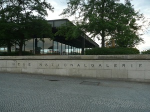 Przed Neue Nationalgalerie 2