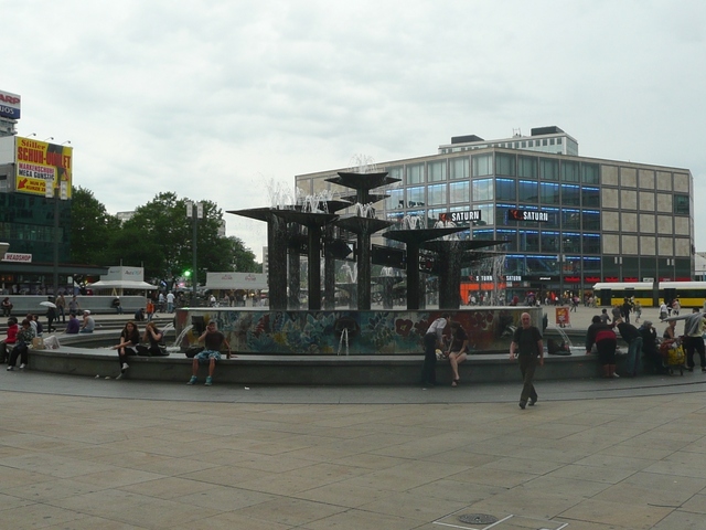 "Słynna" fontanna na Alexanderplatz