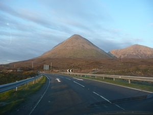 Surowe szczyty gór na Isle of Skye 1