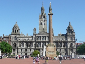Glasgow - George Square, City Chambers oraz kolumna Scott'a