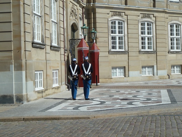 Gwardia królewska przed Amalienborgiem