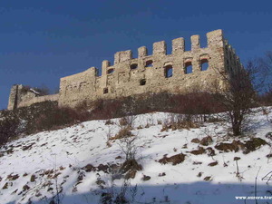 zamek z podejścia zimą