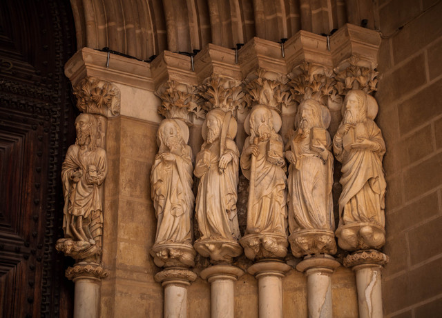 Rzeźby apostołów w portalu