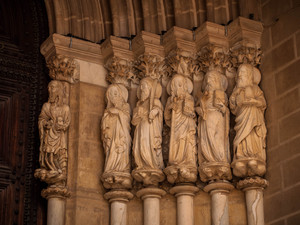 Rzeźby apostołów w portalu