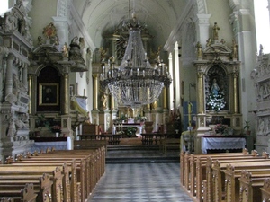 Wnętrze kościoła w Uchaniach.