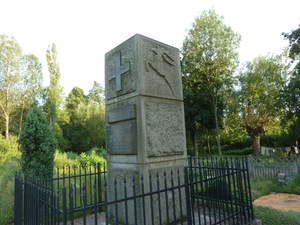 Obelisk przy stacji