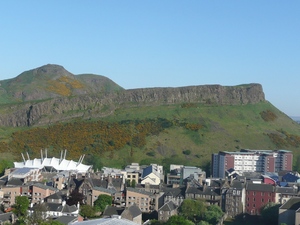 Arthur's Seat widziany z Calton Hill