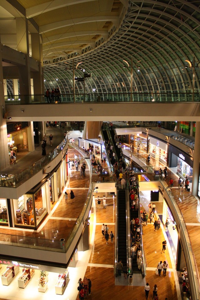 Olbrzymi mall przy Marina Bay Sands