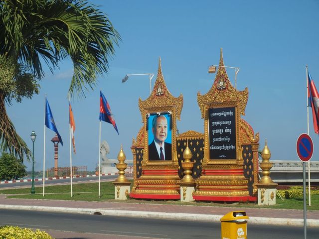 Ulice Phnom Penh -  żałoba po zmarłym Królu Kambodży