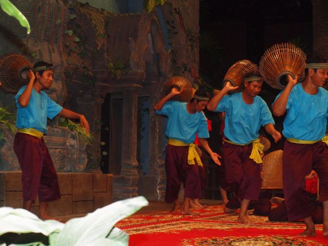 Występ zespolów khmerskich