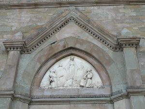 Portal nad wejściem do kościoła