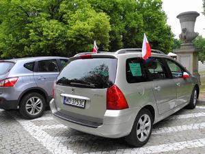 Po mieście jeździły oflagowane samochody