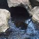 Potok wypływający ze skał