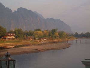 Poranek w hotelu Vang Vieng