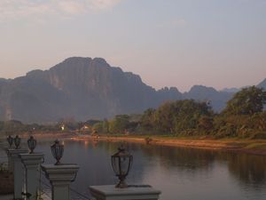 Poranek w hotelu Vang Vieng